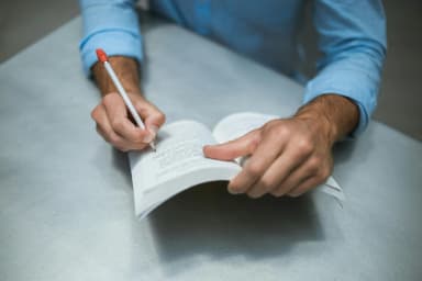 9 استراتيجيات للقراءة النقدية وأثرها على كتابتك